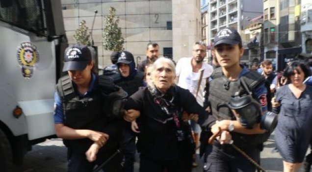 82 yaşındaki Emine Ocak’ın gözaltına alınması tepki çekti