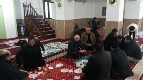 Dini istismar tam gaz sÃ¼rÃ¼yor! AKP'den camide kahvaltÄ±lÄ± toplantÄ±