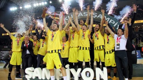 Bakan Kasapoğlu'ndan Fenerbahçe Beko'ya tebrik mesajı