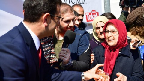 Ekrem İmamoğlu, seçimden sonra ilk cuma namazını Fatih Camii'nde kıldı