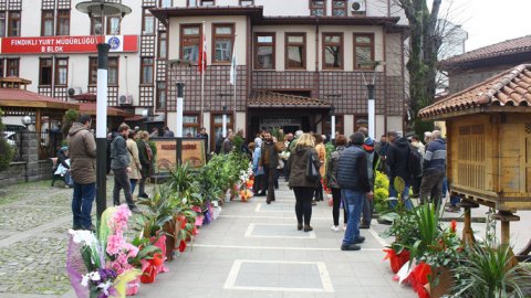 CHP'li başkanın tebrik çiçekleri öğrencilere burs oldu