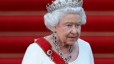 İngiltere Kraliçesi'nin cinsel saldırıyla suçlanan oğlunun unvanları geri alındı