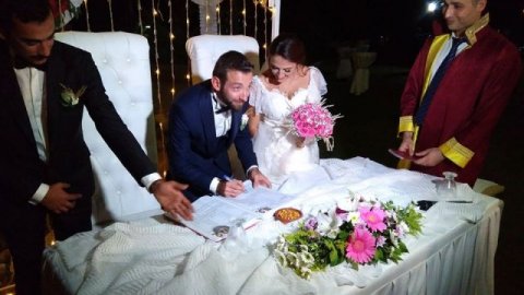 Bodrum'da genç çiftten düğünlerinde nikah şekeri yerine kitap hediyesi