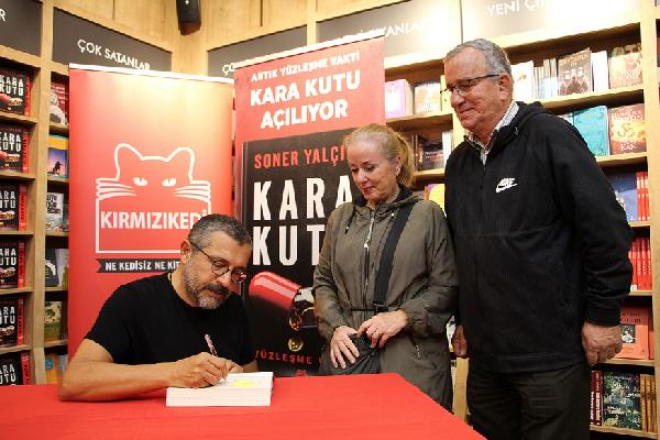 Kırmızı Kedi Kitabevi yeni şubesini İzmir Alsancak’ta açtı