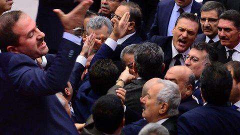 TBMM’de CHP ile AKP arasında arbede çıktı