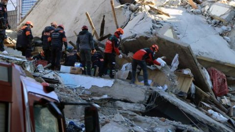 Elazığ'da arama - kurtarma çalışmaları sürüyor