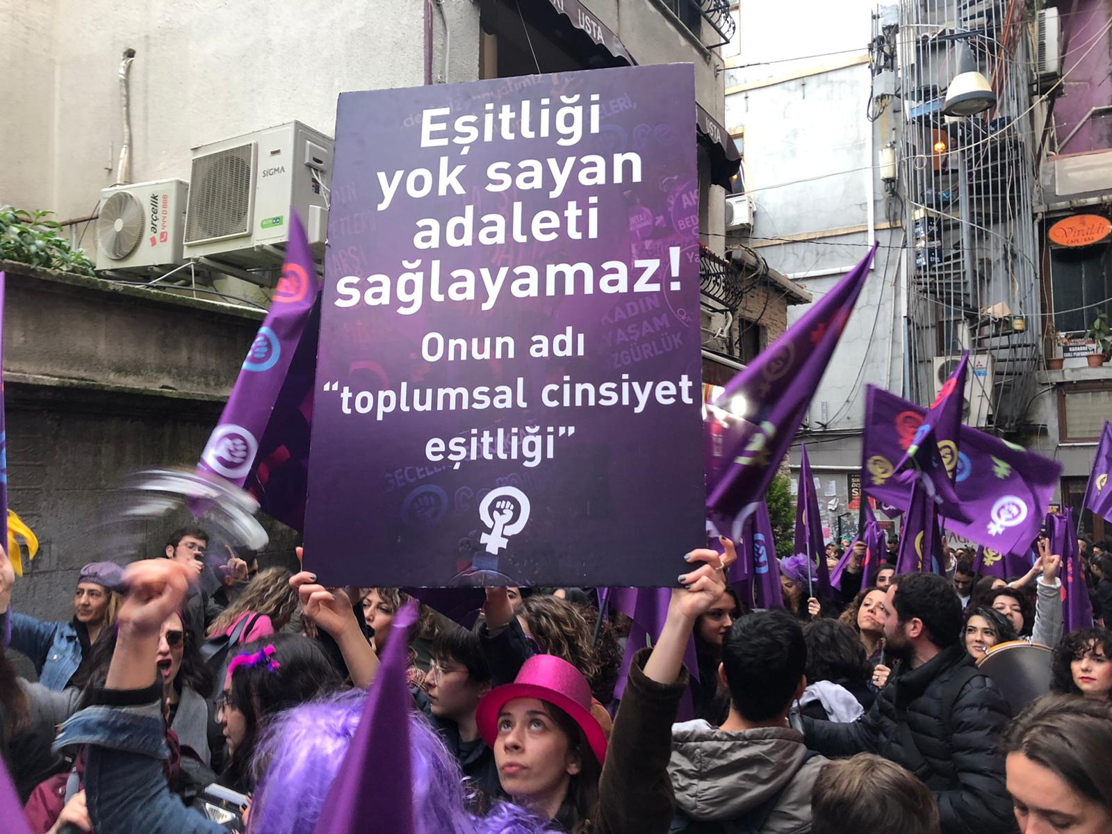 Kadınlar tüm engellemelere rağmen Taksim'e akın ediyor: Çok sayıda gözaltı - Resim : 3