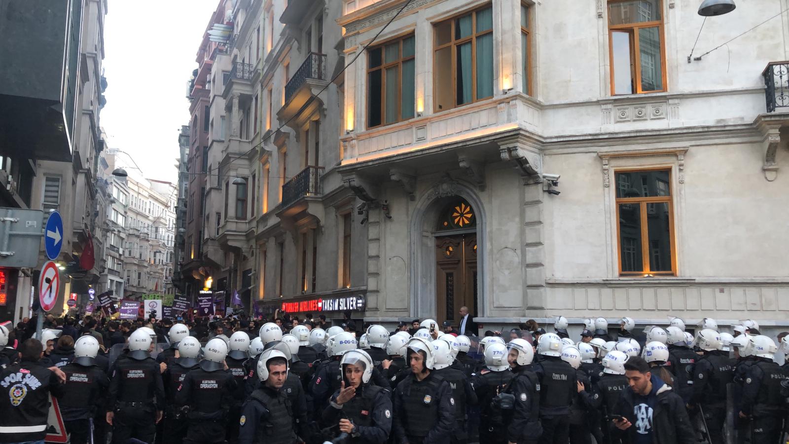 Kadınlar tüm engellemelere rağmen Taksim'e akın ediyor: Çok sayıda gözaltı - Resim : 4