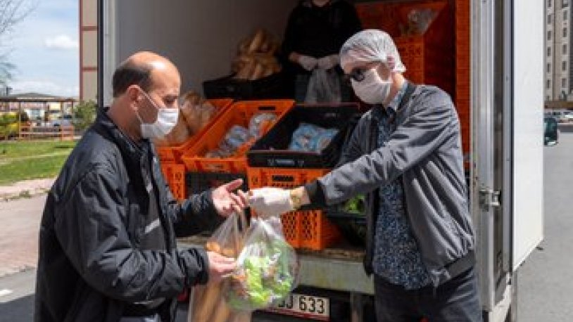 CHP'li belediyelerin ekmek dağıtmasına 'paralel yapı' diyen AKP'nin belediyesi ekmek dağıttı