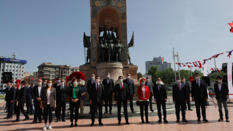 Ekrem İmamoğlu, 19 Mayıs’ın 101. yıldönümünde Taksim’deydi…