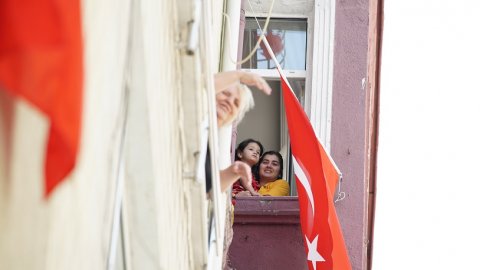 Kadıköy'de 19 Mayıs coşkusu balkonlara taştı
