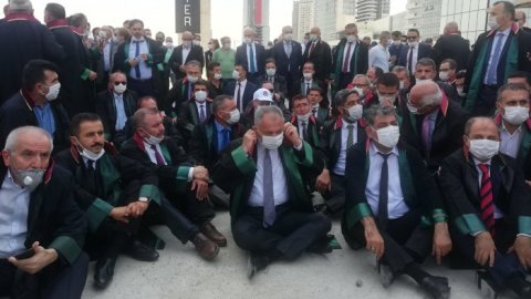 Ankara girişinde polis tarafından engellenen 56 baro başkanı oturma eylemi başlattı