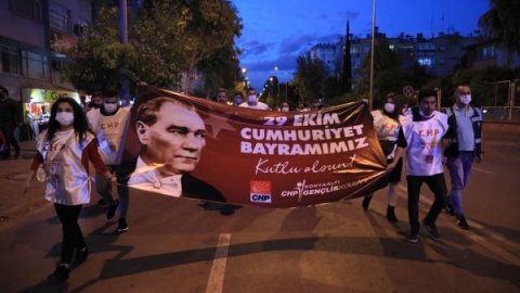 CHP Antalya'dan 29 Ekim Cumhuriyet Bayramı için meşaleli yürüyüş