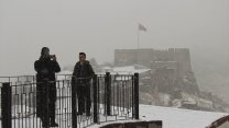 Ankara'da kar yağışı sonrası Ankara Kalesi ve çevresi beyaza büründü