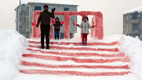 Ankara’ya götüremediği çocuklarına kardan Anıtkabir yaptı