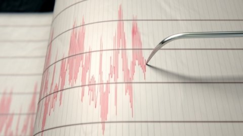 İzmir'de peş peşe iki deprem