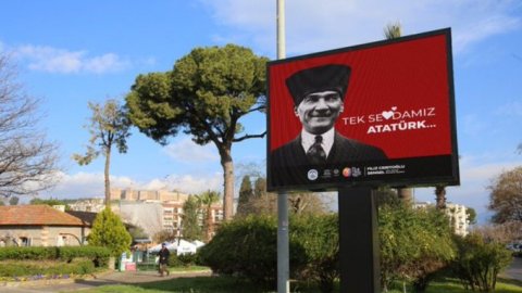 Belediye, 'Love Erdoğan' afişlerini kaldırdı, 'Tek Sevdamız Atatürk' posterlerini astı