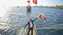 Muratpaşa Belediyesi hem denizde hem karada İstiklal Marşı okudu!