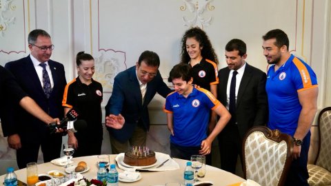 Ekrem İmamoğlu doğum gününü olimpiyat sporcularıyla kutladı