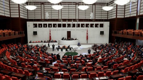 Genel müdürün gülmesi Meclis'i karıştırdı: AKP ve CHP'li vekiller birbirine girdi!