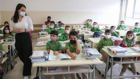 'Hatıra fotoğrafımızı çektirelim' diyen Fahrettin Koca, okullarda maske yasağının kalktığını açıkladı