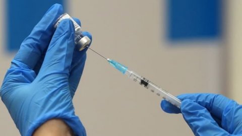 Sayıştay, skandalı bakanlık raporunda sansürledi: Tam 2.4 milyon doz aşı...