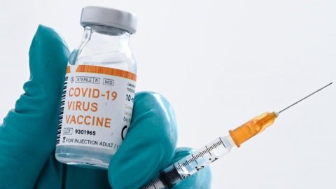 Aynı şırıngayla 30 öğrenciye Covid-19 aşısı yapıldı