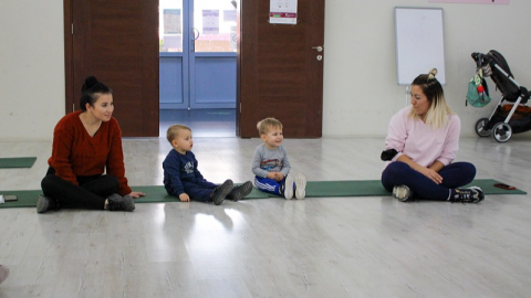 Karşıyaka Belediyesi'nden miniklere yoga eğitimi