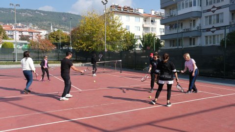 Menteşe Belediyesi’nden ev hanımlarına ücretsiz tenis kursu