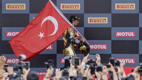 Bir ilk! Milli motosikletçi Toprak Razgatlıoğlu, dünya şampiyonu oldu