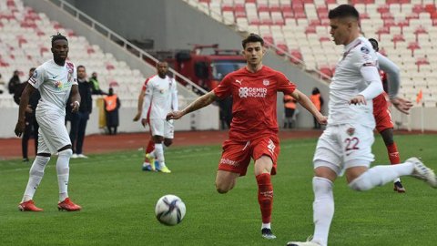4 gollü maçta Sivasspor, Hatayspor'u farklı geçti