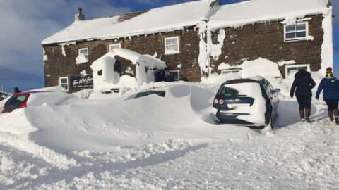 İngiltere'de kar fırtınası nedeniyle 61 kişi, 3 gündür bir barda mahsur 