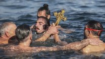 Haliç'te haç çıkarma töreni: Patrik Bartholomeos'un denize attığı haçı Galip Yavuz çıkardı 