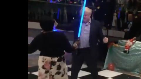 İstifa baskısı altındaki Boris Johnson'ın 'ışın kılıcıyla' dans görüntüleri ortaya çıktı