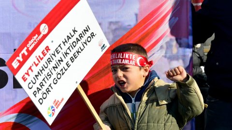 CHP'li Kaftancıoğlu'ndan EYT'lilere destek: 'Mağduriyetlerini giderecek bir yasa istiyorlar'