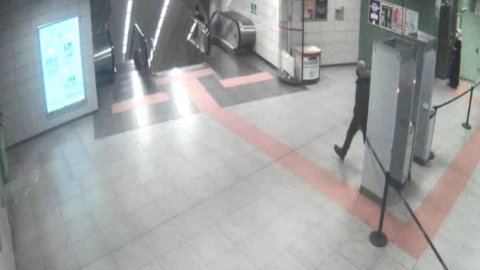 Metrodaki saldırganın yeni görüntüleri çıktı; Kapı dedektöründen geçerken sinyal vermiş