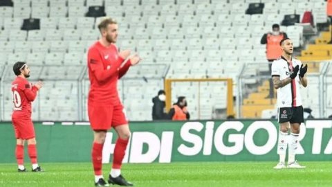 Beşiktaş-Gaziantep FK maçında oyun bir anda durdu, futbolcular gözyaşlarını zor tuttu