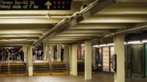 New York'ta metroda raylara itilen kadın hayatını kaybetti!