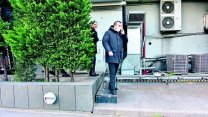 Vatandaşa 'Gerekirse simit yenilecek' diyen Hülya Avşar, lüks restoranın arka kapısından kaçmaya çalıştı   