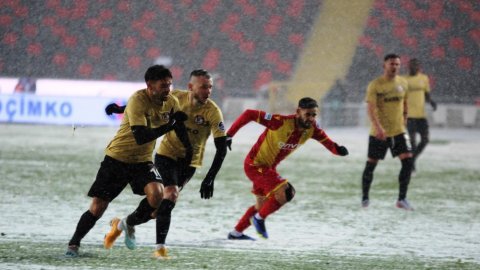 Süper Lig'e kar engeli: Maçlar art arda ertelendi 