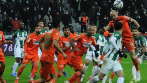 4 gollü maçta 3 puan Aytemiz Alanyaspor'un oldu 