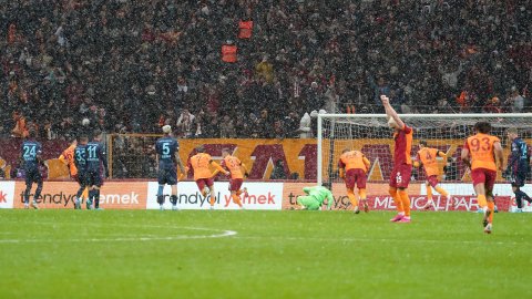 3 gollü maçta Trabzonspor'a kaybeden Galatasaray küme düşme hattına iyice yaklaştı