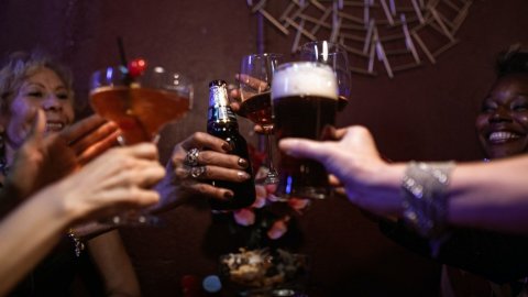 Alkolle bağlantısı ortaya çıktı: İşte koronavirüs riskini azaltan ve artıran içkiler