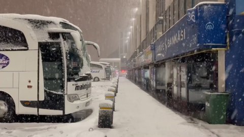 İstanbul'da yeni kar yasağını Vali Yerlikaya açıkladı: Çıkışlar yarına kadar durduruldu