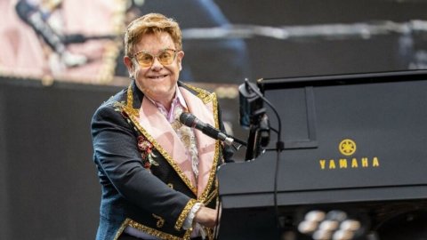 Elton John, koronavirüse yakalandı