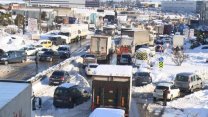 İstanbul Hadımköy'de yollara bırakılan araçlar nedeniyle trafik durma noktasında