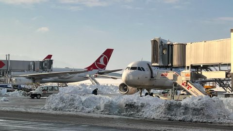 İstanbul Havalimanı'nda son durum: Onlarca uçuş iptal edildi, sıkıntılar sürüyor!