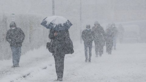Kar İstanbul'u terk etmedi: İBB, beklenen yağış için saat verdi
