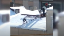 İstanbul'da pes dedirten görüntüler: Çocuğu bağlayıp çatıdaki karı temizletti