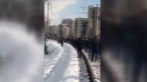 Ulaştırma Bakanlığı'na bağlı Marmaray'da arıza: Yolcular duraklara yürüyerek ulaştı 
